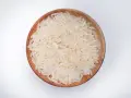 Miseczka z ryżem parboiled na białym tle.