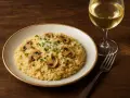 Risotto z grzybami i kieliszek białego wina. Idealne, gdy zastanawiasz się, co zamiast białego wina do risotto.