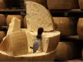 Czy parmezan można zastąpić grana padano? Odkryj smaki i różnice