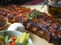 Pieczone żeberka z sosem barbecue, czosnkiem i sałatką.