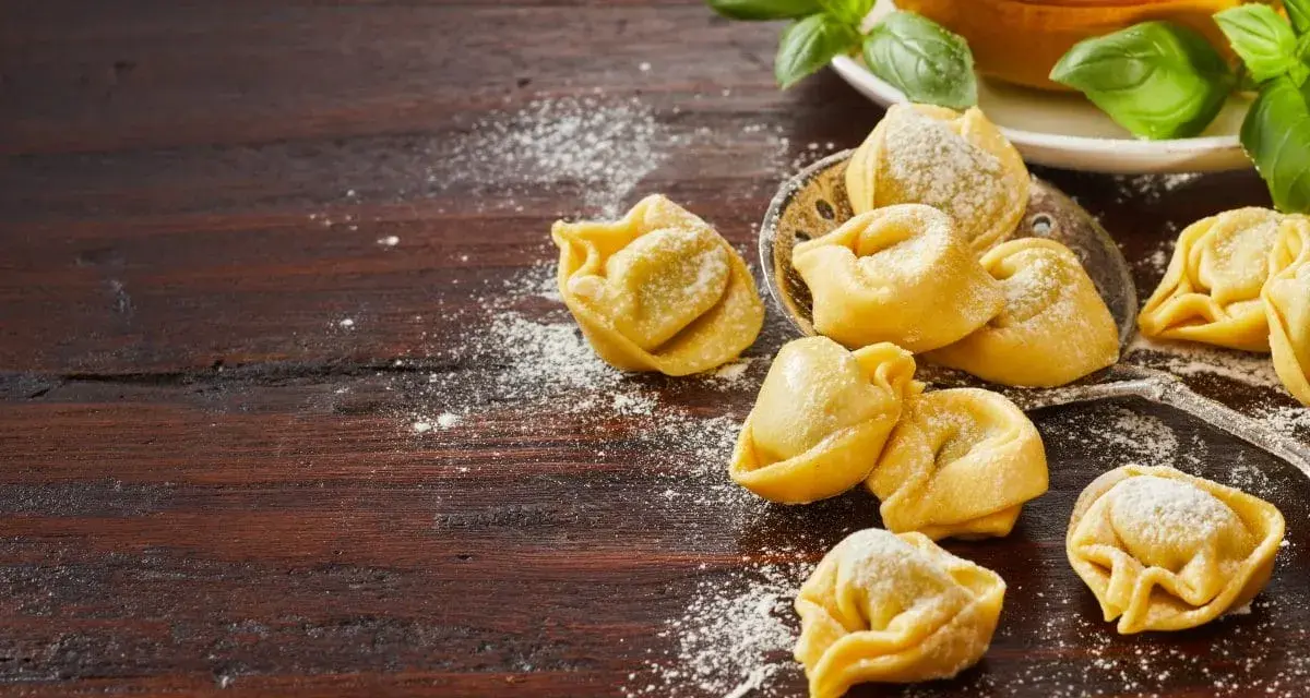 Tortellini z pesto jak podawać: idealne sposoby na wyjątkowe danie