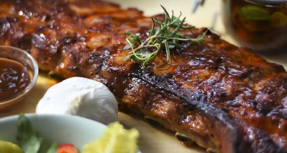 Pieczone żeberka z sosem barbecue, czosnkiem i sałatką.