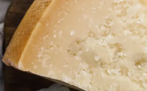 Gdzie można kupić parmezan? Odkryj najlepsze miejsca w Polsce