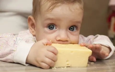 Czy niemowlę może jeść parmezan? Ważne informacje o bezpieczeństwie