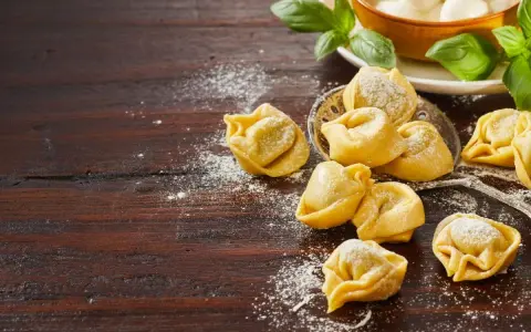 Tortellini z pesto jak podawać: idealne sposoby na wyjątkowe danie