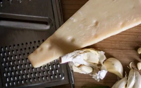 Jak wygląda ser parmezan? Odkryj jego unikalne cechy i smak