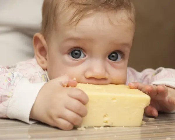 Czy niemowlę może jeść parmezan? Ważne informacje o bezpieczeństwie