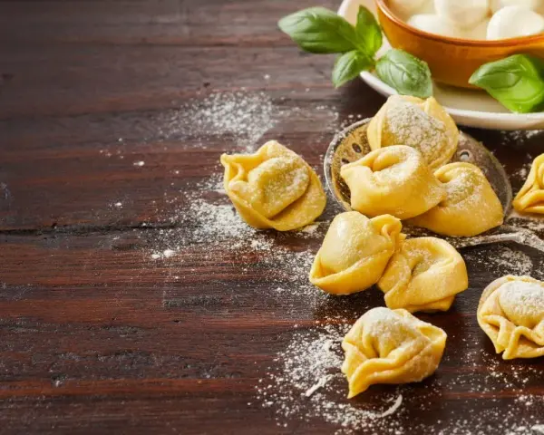 Tortellini z pesto jak podawać: idealne sposoby na wyjątkowe danie