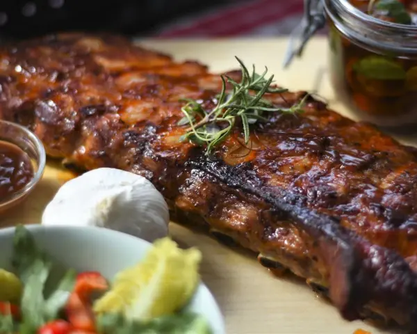 Pieczone żeberka z sosem barbecue, czosnkiem i sałatką.